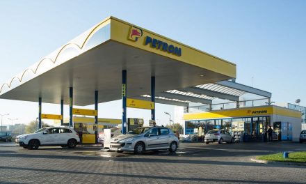OMV Petrom a ieftinit carburanţii cu 50 de bani; plinul costă cu circa 25 de lei mai puţin