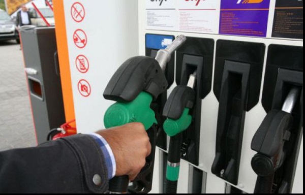 Guvernul a prelungit până la sfârşitul anului măsura privind reducerea de 50 bani/litru a preţului la carburanţi